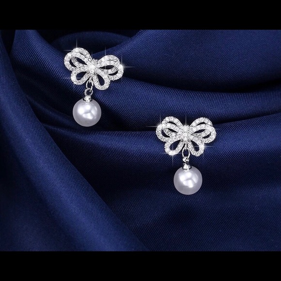 New 18kt gold Diamond Bow Tie Pearl Stud Earrings - Picture 2 of 4